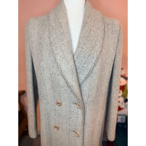 Pavillion petite 100% pure wool coat light herringbone pattern. Red Union Label